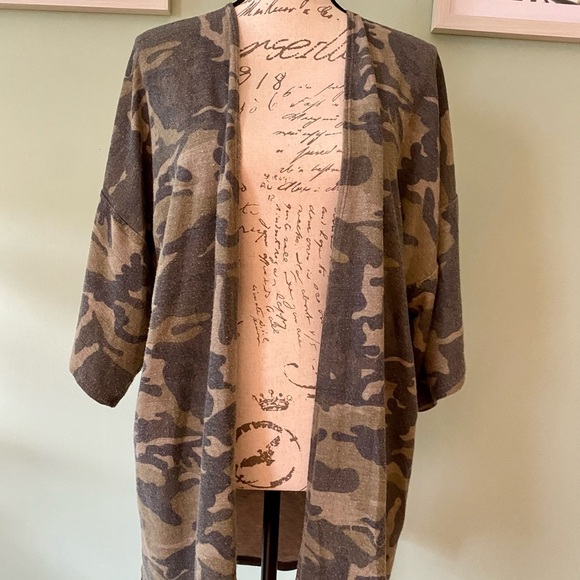 Women’s BLVD Gray and Olive Camo Cardigan Size S/M - Picture 2 of 8